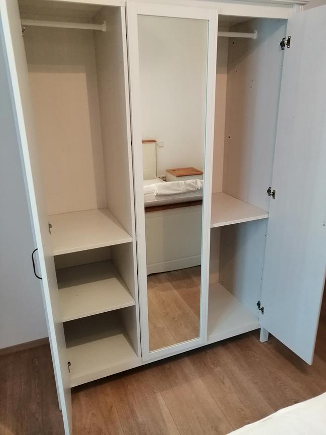 Bild 4 IKEA Kleiderschrank mit Spiegel Farbe Weiß.