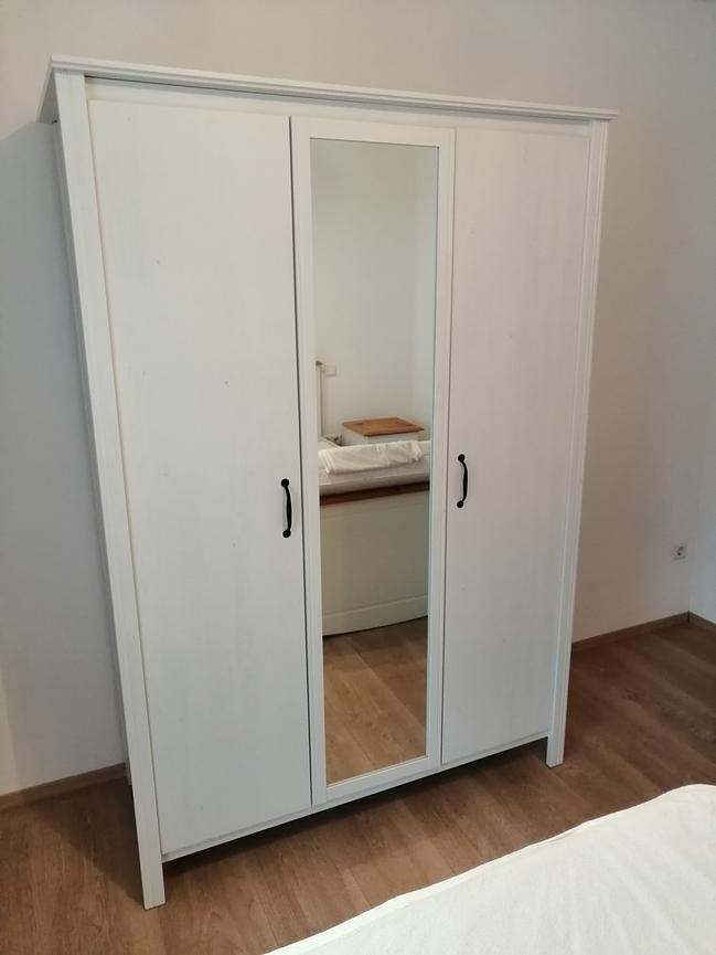 Bild 1 IKEA Kleiderschrank mit Spiegel Farbe Weiß.