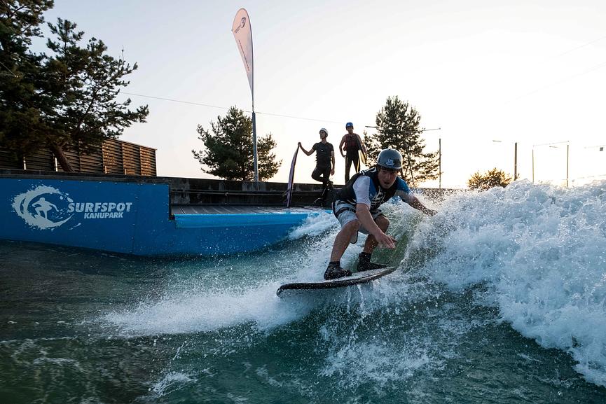 Bild 1 Surf-und Raftguide in der Wildwasseranlage Kanupark Markkleeberg 16,50€/h