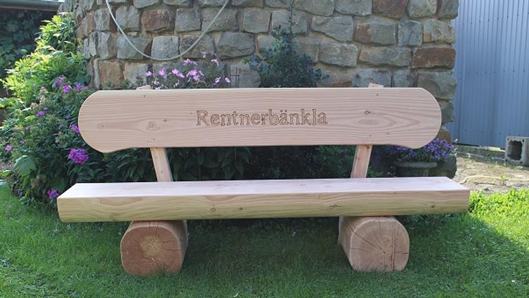 Gartenbank aus Holz. Rentners Geschenk.