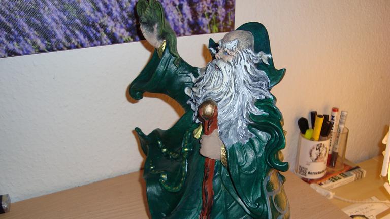 Magier  (Merlin?) mit Drachen in der Hand- Fantasiefigur-