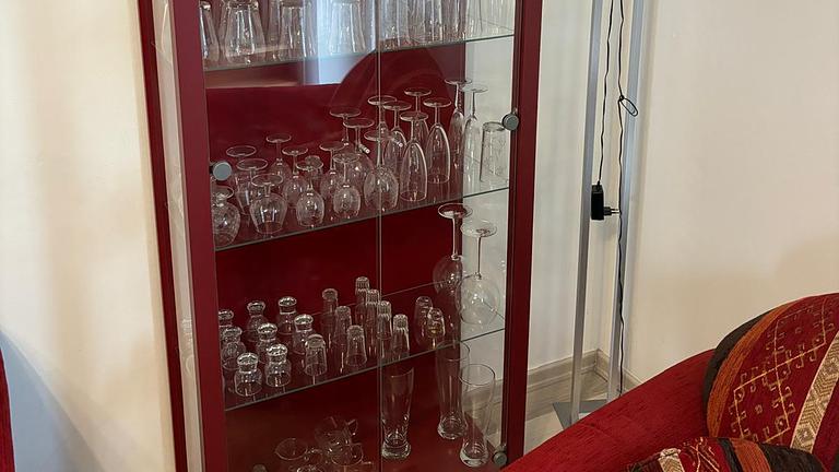 Vitrine mit Glastür und komplettem Inhalt