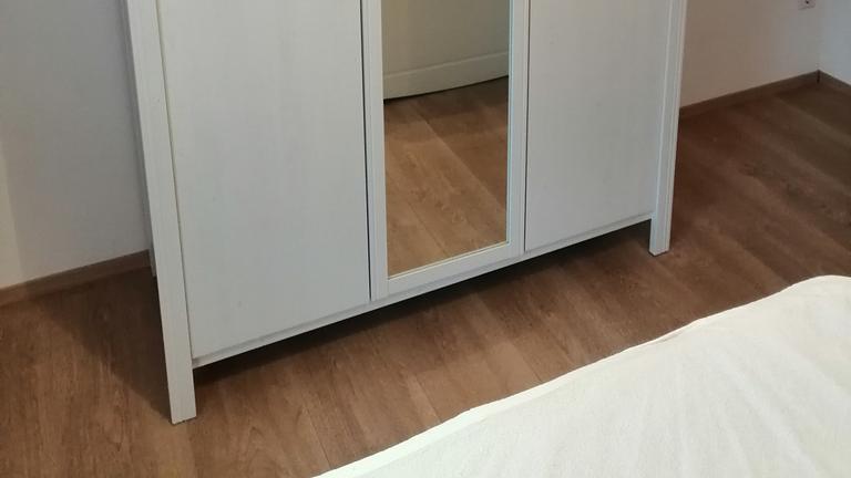 IKEA Kleiderschrank mit Spiegel Farbe Weiß.