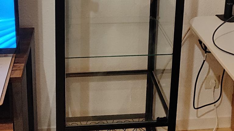 KLINGSBO Vitrine, schwarz/Klarglas, 45x180 cm, abschließbar