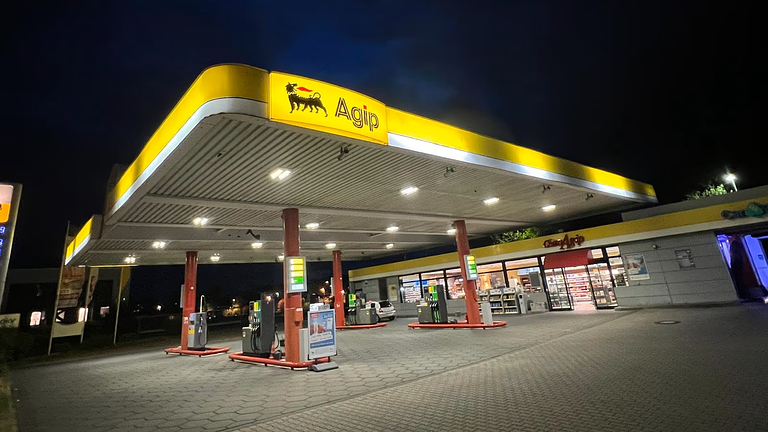 Agip Tankstelle / Verstärkung des Teams / Mitarbeiter im Verkauf