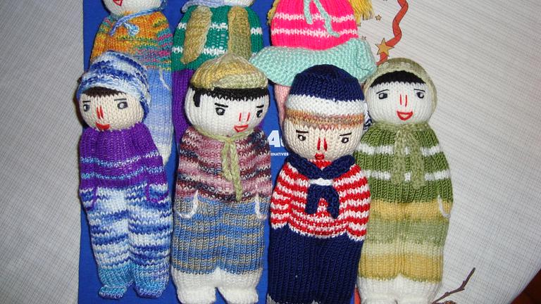 7 frisch gestrickte Püppchen