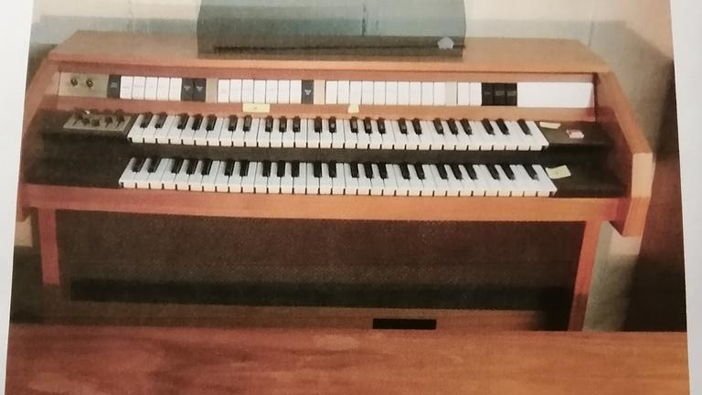 Heim Orgel sehr gut erhalten zu verschenken