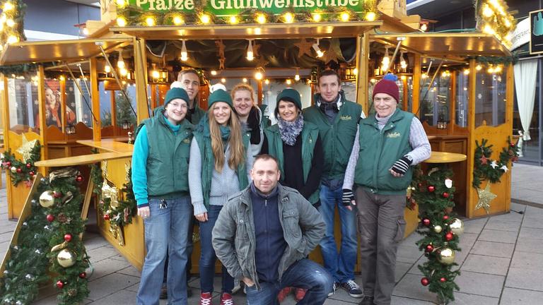 Ausschank im Pfälzer Glühweinstand - Chemnitzer Weihnachtsmarkt