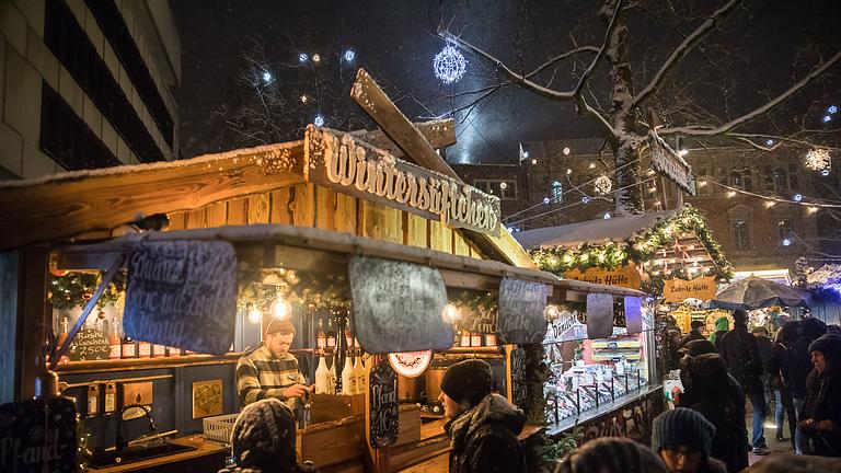 Verkaufspersonal in fruchtiger Weihnachtsmarkthütte